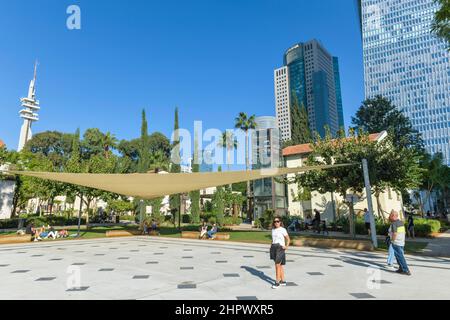 Piazza, edifici antichi, quartiere Sarona, Tel Aviv, Israele Foto Stock