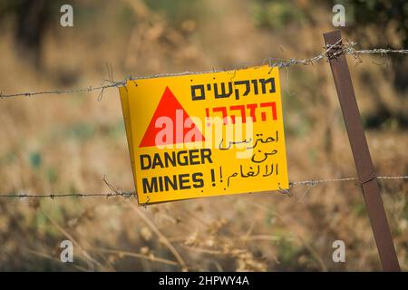 Cartello segnaletico mine, alture del Golan, Israele Foto Stock