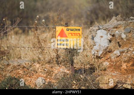 Cartello segnaletico mine, alture del Golan, Israele Foto Stock