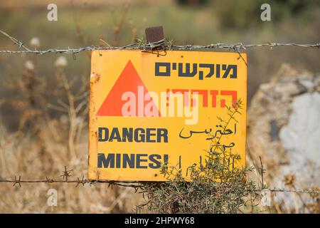 Cartello segnaletico mine, alture del Golan, Israele Foto Stock