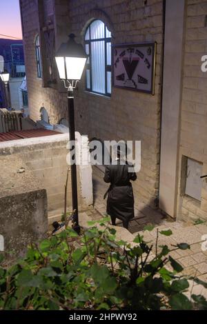 Passante, ebreo ortodosso, Old City Alley, Safed, Israele Foto Stock