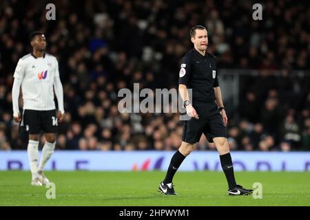 Londra, Regno Unito. 23rd Feb 2022. Arbitro, ha gillett in azione durante la partita EFL Sky Bet Championship tra Fulham e Peterborough United a Craven Cottage, Londra, Inghilterra, il 23 febbraio 2022. Foto di Carlton Myrie. Solo per uso editoriale, licenza richiesta per uso commerciale. Nessun utilizzo nelle scommesse, nei giochi o nelle pubblicazioni di un singolo club/campionato/giocatore. Credit: UK Sports Pics Ltd/Alamy Live News Foto Stock