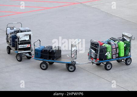 Carrello bagagli con valigia, trasporto bagagli, aeroporto di Zurigo Kloten, Svizzera Foto Stock