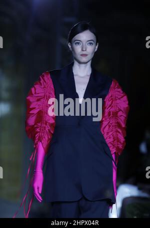 Milao, Italia. 23rd Feb 2022. (INT) sfilata di moda per la collezione autunno/inverno 2022 dello stilista Vitor Zerbinato. 23 febbraio 2022, Milano, Italia. Sfilata di moda per la collezione autunno/inverno 2022 del designer Vitor Zerbinato a Palazzo Visconti durante la settimana della Moda di Milano, in Italia, mercoledì (23). L'evento, tra il 23 e il 28 febbraio, prevede anche sfilate di moda di grandi marchi come Prada, Versace, Giorgio Armani e Dolce & Gabbana. (Credit Image: © Eliane Diotti/TheNEWS2 via ZUMA Press Wire) Foto Stock