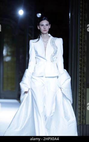 Milao, Italia. 23rd Feb 2022. (INT) sfilata di moda per la collezione autunno/inverno 2022 dello stilista Vitor Zerbinato. 23 febbraio 2022, Milano, Italia. Sfilata di moda per la collezione autunno/inverno 2022 del designer Vitor Zerbinato a Palazzo Visconti durante la settimana della Moda di Milano, in Italia, mercoledì (23). L'evento, tra il 23 e il 28 febbraio, prevede anche sfilate di moda di grandi marchi come Prada, Versace, Giorgio Armani e Dolce & Gabbana. (Credit Image: © Eliane Diotti/TheNEWS2 via ZUMA Press Wire) Foto Stock