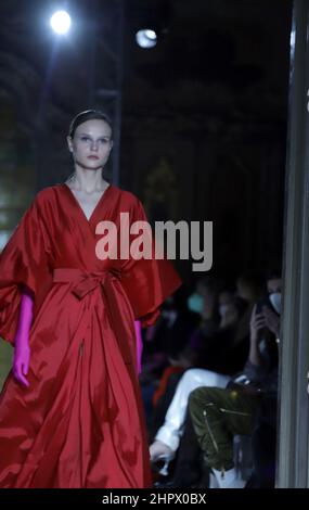 Milao, Italia. 23rd Feb 2022. (INT) sfilata di moda per la collezione autunno/inverno 2022 dello stilista Vitor Zerbinato. 23 febbraio 2022, Milano, Italia. Sfilata di moda per la collezione autunno/inverno 2022 del designer Vitor Zerbinato a Palazzo Visconti durante la settimana della Moda di Milano, in Italia, mercoledì (23). L'evento, tra il 23 e il 28 febbraio, prevede anche sfilate di moda di grandi marchi come Prada, Versace, Giorgio Armani e Dolce & Gabbana. (Credit Image: © Eliane Diotti/TheNEWS2 via ZUMA Press Wire) Foto Stock
