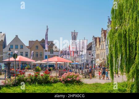 Case a gradinata sulla piazza del mercato, Friedrichstadt, Frisia settentrionale, Schleswig-Holstein, Germania Foto Stock