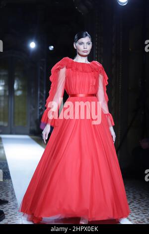 Milao, Italia. 23rd Feb 2022. (INT) sfilata di moda per la collezione autunno/inverno 2022 dello stilista Vitor Zerbinato. 23 febbraio 2022, Milano, Italia. Sfilata di moda per la collezione autunno/inverno 2022 del designer Vitor Zerbinato a Palazzo Visconti durante la settimana della Moda di Milano, in Italia, mercoledì (23). L'evento, tra il 23 e il 28 febbraio, prevede anche sfilate di moda di grandi marchi come Prada, Versace, Giorgio Armani e Dolce & Gabbana. (Credit Image: © Eliane Diotti/TheNEWS2 via ZUMA Press Wire) Foto Stock