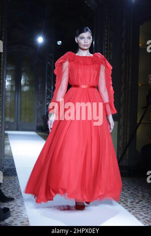 Milao, Italia. 23rd Feb 2022. (INT) sfilata di moda per la collezione autunno/inverno 2022 dello stilista Vitor Zerbinato. 23 febbraio 2022, Milano, Italia. Sfilata di moda per la collezione autunno/inverno 2022 del designer Vitor Zerbinato a Palazzo Visconti durante la settimana della Moda di Milano, in Italia, mercoledì (23). L'evento, tra il 23 e il 28 febbraio, prevede anche sfilate di moda di grandi marchi come Prada, Versace, Giorgio Armani e Dolce & Gabbana. (Credit Image: © Eliane Diotti/TheNEWS2 via ZUMA Press Wire) Foto Stock