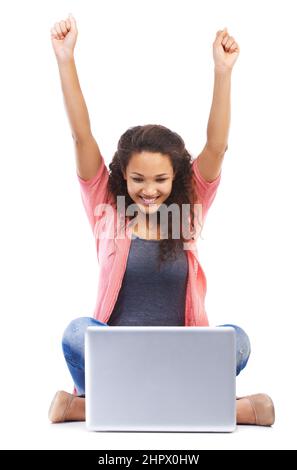 Shes un diritto Uno studente. Studio girato di una donna che studia su un portatile isolato su bianco. Foto Stock