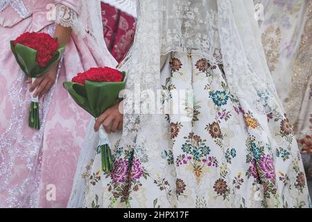Dettaglio dei tradizionali abiti floreali spagnoli con offerta floreale alla festa 'Fallas', Valencia, Spagna Foto Stock
