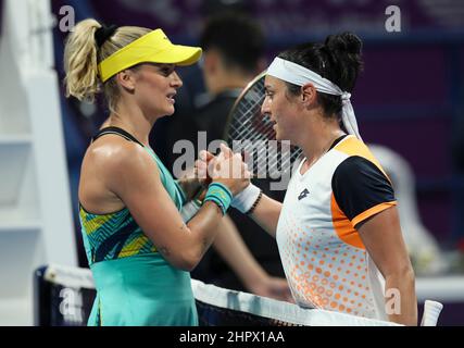 Doha, Qatar. 23rd Feb 2022. ONS Jabeur (R) della Tunisia scrolla le mani con Tereza Martincova della Repubblica Ceca dopo il loro round del 16 della partita del torneo di tennis WTA Qatar Open al Khalifa International Tennis Complex di Doha, capitale del Qatar, 23 febbraio 2022. Credit: Nikku/Xinhua/Alamy Live News Foto Stock