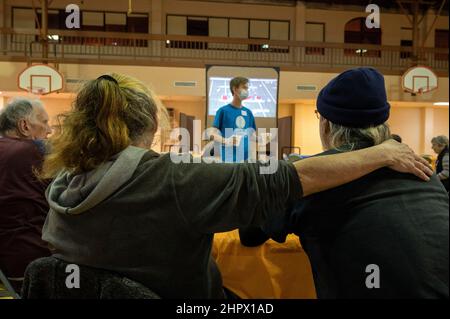 Marietta, Georgia, Stati Uniti. 13th Feb 2022. La prima Chiesa Battista di Marietta ha ospitato la sua cena ''˜Big Game' durante la partita di calcio del Super Bowl Domenica, accogliendo famiglie e individui che sono senzatetto o finanziariamente in difficoltà. (Credit Image: © Robin Rayne/ZUMA Press Wire) Foto Stock