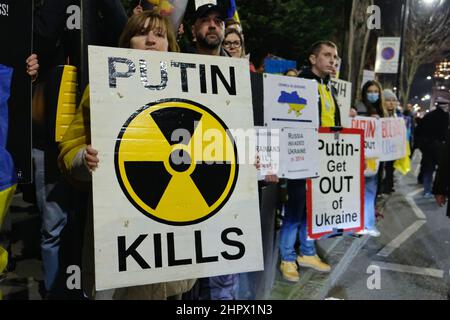 Londra (Regno Unito), 23rd febbraio 2022, Un manifestante che detiene un cartello con la dicitura "Putin kills" è una delle centinaia raccolte fuori dall'ambasciata russa tra timori Mosca sta pianificando un'invasione dopo l'aumento della tensione e oltre 150.000 truppe sono state dispiegate vicino al confine con l'Ucraina. Gli organizzatori del raduno - Londra Euromaidan, chiedono sanzioni più severe contro i sostenitori e le imprese del presidente russo Vladamir Putin. Credit: Undicesima ora Fotografia/Alamy Live News Foto Stock