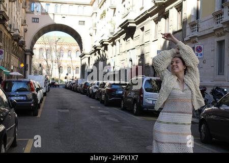 Milao, Italia. 23rd Feb 2022. (INT) Showroom Green a Milano. 23 febbraio 2022, Milano, Italia. Oggi allo Showroom, l'Amministratore Delegato Paolo Bray ha ricevuto Vogue Italia e ha dichiarato che le certificazioni verdi in moda devono essere collegate in rete e dopo questo primo showroom stanno progettando un'intera serie di progetti ed eventi con diversi tipi di marchi, con diversi destinatari, ma tutti uniti da una moda cosciente. Marchi partecipanti: Brasiliani Carolina Bartolini, crina, Dona Rufina e Rico Bracco; CQ Corporate Fashion GmbH dalla Svizzera; Elemente Clemente dalla Germania; Kazo dall'India; KW M Foto Stock