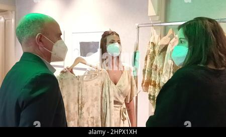 Milao, Italia. 23rd Feb 2022. (INT) Showroom Green a Milano. 23 febbraio 2022, Milano, Italia. Oggi allo Showroom, l'Amministratore Delegato Paolo Bray ha ricevuto Vogue Italia e ha dichiarato che le certificazioni verdi in moda devono essere collegate in rete e dopo questo primo showroom stanno progettando un'intera serie di progetti ed eventi con diversi tipi di marchi, con diversi destinatari, ma tutti uniti da una moda cosciente. Marchi partecipanti: Brasiliani Carolina Bartolini, crina, Dona Rufina e Rico Bracco; CQ Corporate Fashion GmbH dalla Svizzera; Elemente Clemente dalla Germania; Kazo dall'India; KW M Foto Stock