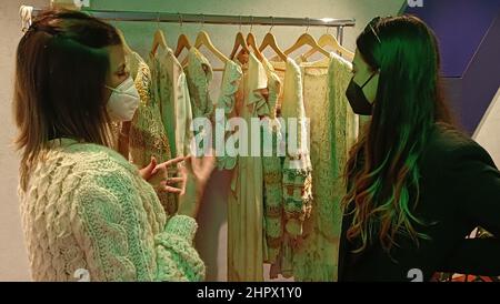 Milao, Italia. 23rd Feb 2022. (INT) Showroom Green a Milano. 23 febbraio 2022, Milano, Italia. Oggi allo Showroom, l'Amministratore Delegato Paolo Bray ha ricevuto Vogue Italia e ha dichiarato che le certificazioni verdi in moda devono essere collegate in rete e dopo questo primo showroom stanno progettando un'intera serie di progetti ed eventi con diversi tipi di marchi, con diversi destinatari, ma tutti uniti da una moda cosciente. Marchi partecipanti: Brasiliani Carolina Bartolini, crina, Dona Rufina e Rico Bracco; CQ Corporate Fashion GmbH dalla Svizzera; Elemente Clemente dalla Germania; Kazo dall'India; KW M Foto Stock