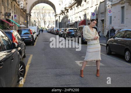 Milao, Italia. 23rd Feb 2022. (INT) Showroom Green a Milano. 23 febbraio 2022, Milano, Italia. Oggi allo Showroom, l'Amministratore Delegato Paolo Bray ha ricevuto Vogue Italia e ha dichiarato che le certificazioni verdi in moda devono essere collegate in rete e dopo questo primo showroom stanno progettando un'intera serie di progetti ed eventi con diversi tipi di marchi, con diversi destinatari, ma tutti uniti da una moda cosciente. Marchi partecipanti: Brasiliani Carolina Bartolini, crina, Dona Rufina e Rico Bracco; CQ Corporate Fashion GmbH dalla Svizzera; Elemente Clemente dalla Germania; Kazo dall'India; KW M Foto Stock