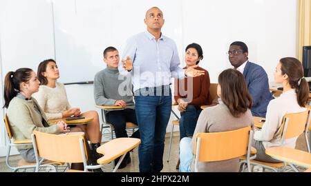 Il coach conduce la formazione aziendale all'università Foto Stock