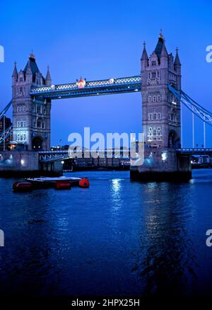 London Tower Bridge e River Thames in serata Blue Hour, Londra, Regno Unito. Foto Stock