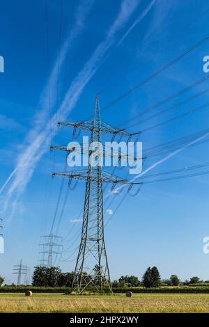 Impressionante pali elettrici di trasporto di energia elettrica attraverso i cavi ad alta tensione Foto Stock