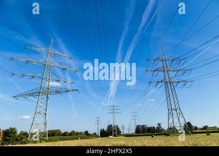 Impressionante pali elettrici di trasporto di energia elettrica attraverso i cavi ad alta tensione Foto Stock