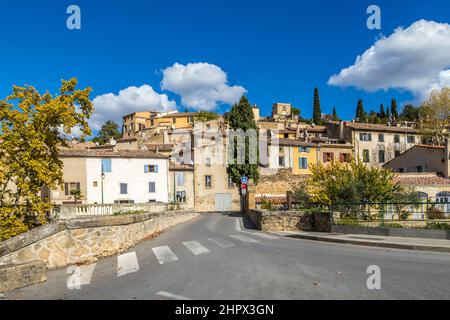 Vista panoramica del villaggio di Jouques nel sud della Francia, in Provenza Foto Stock