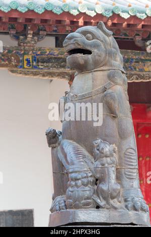 LUOYANG, CINA - Statua al Tempio di Guanlin. Un famoso sito storico a Luoyang, Henan, Cina. Foto Stock