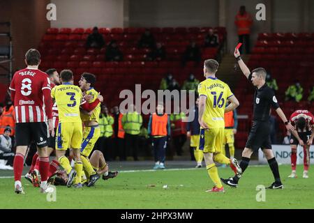 L'arbitro Matthew Donohue assegna una carta rossa a Charlie Goode #26 di Sheffield United durante la partita del campionato Sky Bet tra Sheffield United e Blackburn Rovers a Bramall Lane Foto Stock