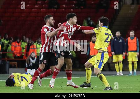 C'è un baruffo tra Lewis Travis #27 di Blackburn Rovers e Morgan Gibbs-White #27 di Sheffield United dopo che l'arbitro Matthew Donohue assegna una carta rossa a Charlie Goode #26 di Sheffield United durante la partita del campionato Sky Bet tra Sheffield United e Blackburn Rovers a Bramall Lane Foto Stock