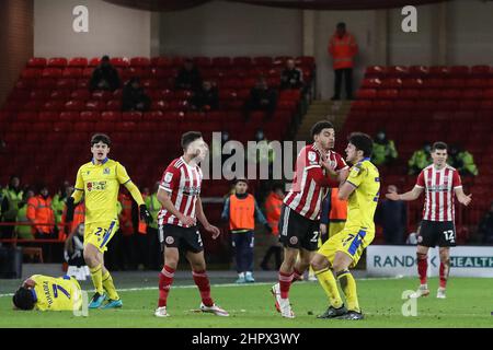 C'è un baruffo tra Lewis Travis #27 di Blackburn Rovers e Morgan Gibbs-White #27 di Sheffield United dopo che l'arbitro Matthew Donohue assegna una carta rossa a Charlie Goode #26 di Sheffield United durante la partita del campionato Sky Bet tra Sheffield United e Blackburn Rovers a Bramall Lane Foto Stock