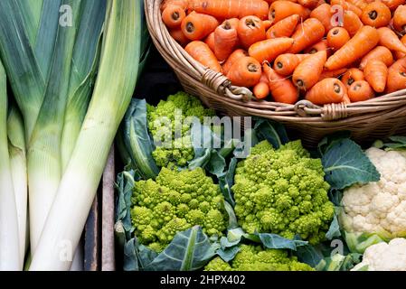 Ortaggi freschi (porri, carote, romanesco e cavolfiori) Foto Stock