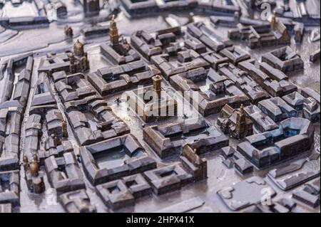 Lviv, Ucraina. 23rd Feb 2022. Mappa in miniatura del centro di Lviv visto in piazza Rynok nel centro. Credit: SOPA Images Limited/Alamy Live News Foto Stock