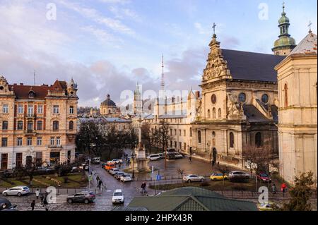 Lviv, Ucraina. 23rd Feb 2022. Vista generale di Piazza Soborna nel centro. (Foto di Mykola TYS/SOPA Images/Sipa USA) Credit: Sipa USA/Alamy Live News Foto Stock