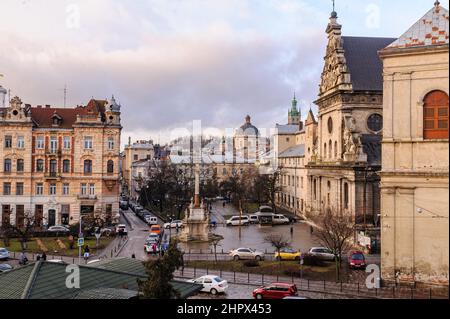 Lviv, Ucraina. 23rd Feb 2022. Vista generale di Piazza Soborna nel centro. (Foto di Mykola TYS/SOPA Images/Sipa USA) Credit: Sipa USA/Alamy Live News Foto Stock