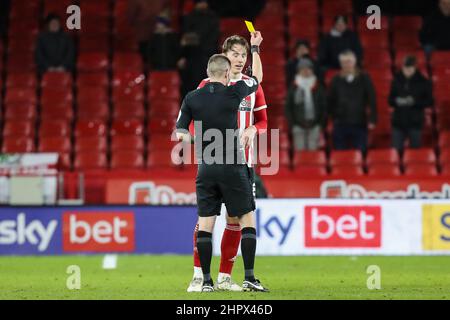 L'arbitro Matthew Donohue premia una carta gialla a Sander Berge #8 di Sheffield United durante la partita del campionato Sky Bet tra Sheffield United e Blackburn Rovers a Bramall Lane Foto Stock