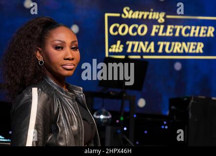 Berlino, Germania. 23rd Feb 2022. Dorothea 'Coco' Fletcher si trova su un palco. Il 24 febbraio 2022, la Corte federale di giustizia di Karlsruhe consegnerà la sua decisione su una causa intentata da Tina Turner contro i Turner, riguardante un poster pubblicitario per il cosiddetto tributo show 'Simply the Best - The Tina Turner Story'. Turner dice che, a causa della somiglianza tra Fletcher e se stessa, gli spettatori presumevano che fosse raffigurata sui poster. Credit: Christophe Gateau/dpa/Alamy Live News Foto Stock