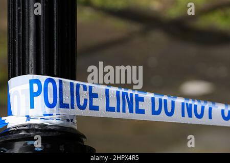 Londra, Regno Unito. 22nd Feb 2022. Un cordone di nastro della polizia è una scena di crimine. (Foto di Dinendra Haria/SOPA Images/Sipa USA) Credit: Sipa USA/Alamy Live News Foto Stock