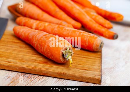 Carote fresche non cotte lavate Foto Stock