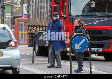 Londra, Regno Unito. 21st Feb 2022. La gente aspetta di attraversare una strada trafficata a Londra. (Credit Image: © Dinendra Haria/SOPA Images via ZUMA Press Wire) Foto Stock