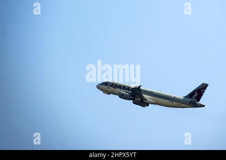 Larnaka, Cipro. 16th Feb 2022. Qatar Airways Airbus A320-232 con registrazione A7-AHG aereo in cielo blu. (Credit Image: © Igor Golovniov/SOPA Images via ZUMA Press Wire) Foto Stock