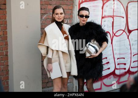 Daria Klyukina & Mary Leest al di fuori della sfilata di moda Fendi durante la settimana della moda di Milano Autunno/Inverno 2022/2023 il 23 febbraio 2022 a Milano Foto Stock