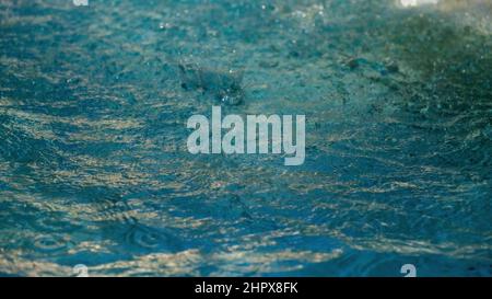 acqua fontana di movimento blues e verdi Foto Stock