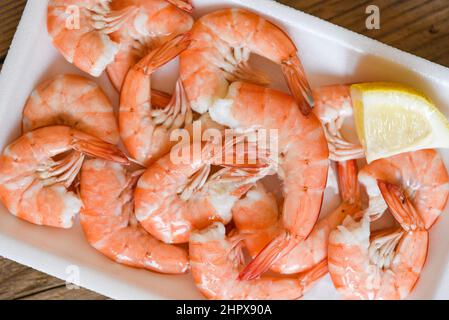 Gamberetti freschi su piatto vassoio di plastica con limone, gamberi bolliti gamberi cotti cibo nel ristorante di pesce Foto Stock