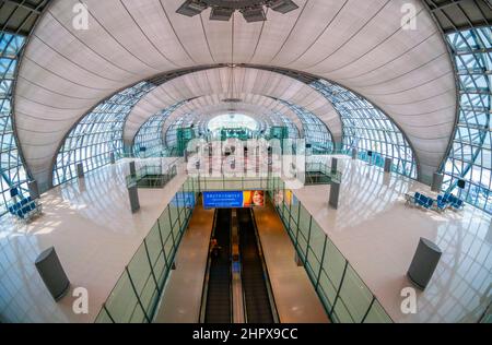 Un normalmente pieno di turisti Bangkok Aeroporto ora vuoto a causa del virus Covid Pandemic, Bangkok, Thailandia. Foto Stock