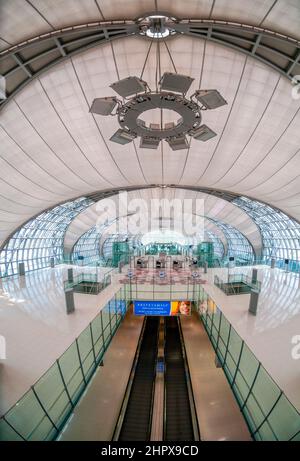 Un normalmente pieno di turisti Bangkok Aeroporto ora vuoto a causa del virus Covid Pandemic, Bangkok, Thailandia. Foto Stock