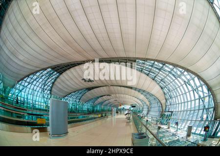 Un normalmente pieno di turisti Bangkok Aeroporto ora vuoto a causa del virus Covid Pandemic, Bangkok, Thailandia. Foto Stock