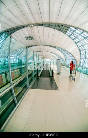 Un normalmente pieno di turisti Bangkok Aeroporto ora vuoto a causa del virus Covid Pandemic, Bangkok, Thailandia. Foto Stock