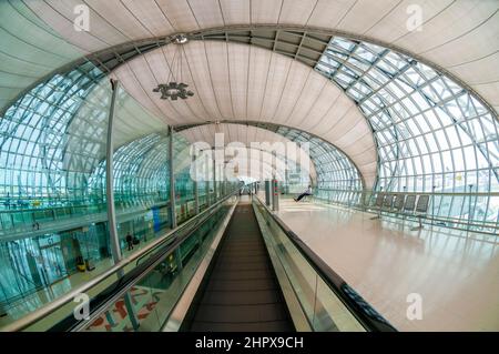 Un normalmente pieno di turisti Bangkok Aeroporto ora vuoto a causa del virus Covid Pandemic, Bangkok, Thailandia. Foto Stock