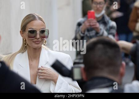 Milano, Italia. 23rd Feb 2022. Leonie Hanne si presenta dopo l'Alberta Ferretti Fashion Show durante la settimana della Moda di Milano Autunno/Inverno 2022/23 il 23 febbraio 2022 a Milano. Foto: Cinzia Camela. Credit: Independent Photo Agency/Alamy Live News Foto Stock